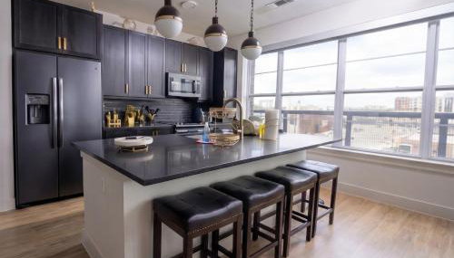 Downtown Dallas with Balcony, Pool, Rooftop Terrace, Gym, Queen Bed, King Sleeper Sofa, 2 Twin Sleeper Chairs, 65" TV, Secured Parking Garage, and FREE EV POWER - Foto 2