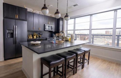 Downtown Dallas ELLUM OASIS with Balcony, Pool, Rooftop Deck, Gym, Queen Bed, King Sleeper Sofa, 2 Twin Sleeper Chairs, and Parking Garage - Foto 3