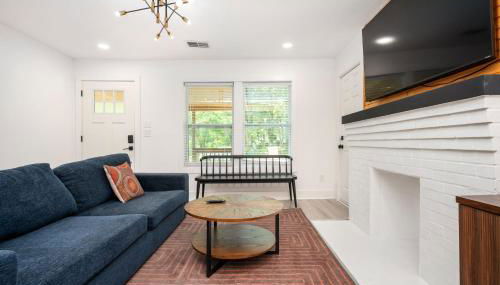 Chic 3BR Bungalow with Screened Porch & Patios - Foto 4