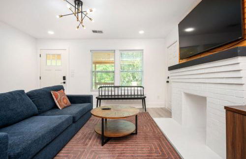 Chic 3BR Bungalow with Screened Porch & Patios - Foto 4