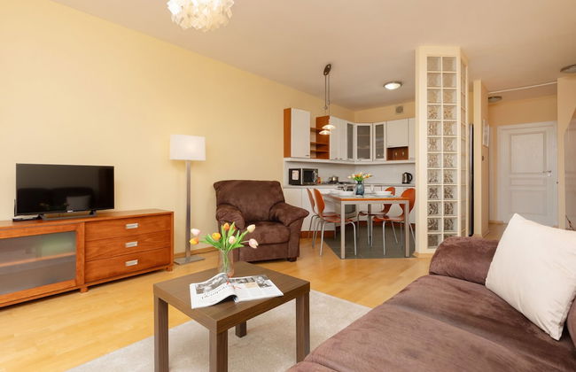 Spacious Apartment Pruszkow by Renters - Photo 9