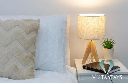 Spacious 5BDR House By Vista Stays Short Lets & Serviced Accommodation Manchester With Free WiFi, Parking & Netflix - Foto 5