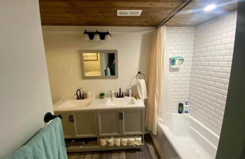 3 Bed 2 Bath Renovated Home Near The Lake - Foto 8