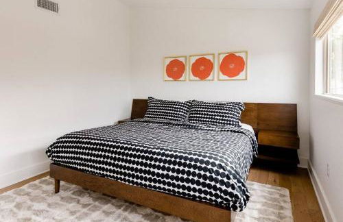 Bachelor/Bachelorette Mansion In the Heart of ATX - Photo 12