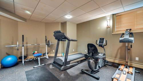 Hot Tub, Gym, Game Room! Luxe Estate in Longmeadow - Foto 2