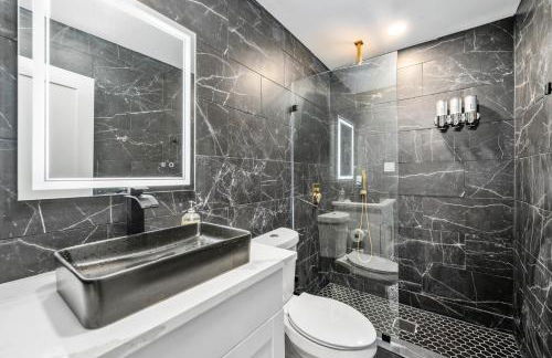 Chic Heights Retreat with Pool and Free Parking - Foto 18