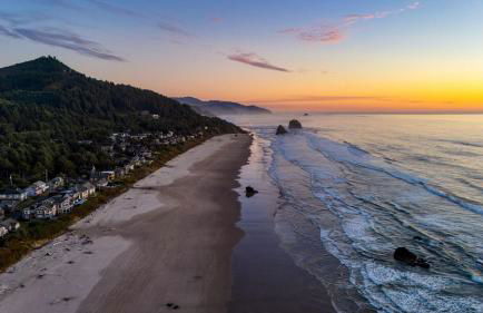 Beachside Retreat w Hot Tub Balcony Dining Blue-Ceiling Charm Sea Cured by AvantStay - Photo 34