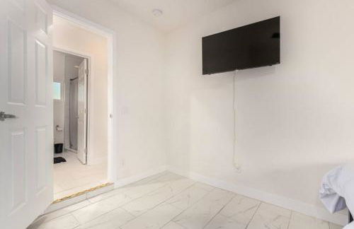 Your Downtown Home With California King Bed Unit A - Photo 2