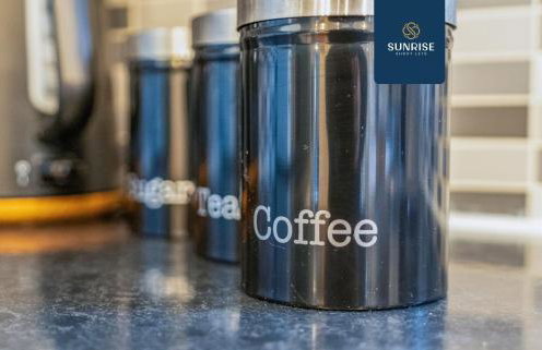 Muirton House 2 - INVOICE and REDUCED PRICE only via SUNRISE SHORT LETS DUNDEE, SLEEPS 8 has 4 Twin Bedrooms with 4 Car Parking, 2 Baths, 5 Smart TV, Fully Equipped, Garden, Free WiFi, and ONLY 9 Mins to STANNERGATE Ports - Foto 61