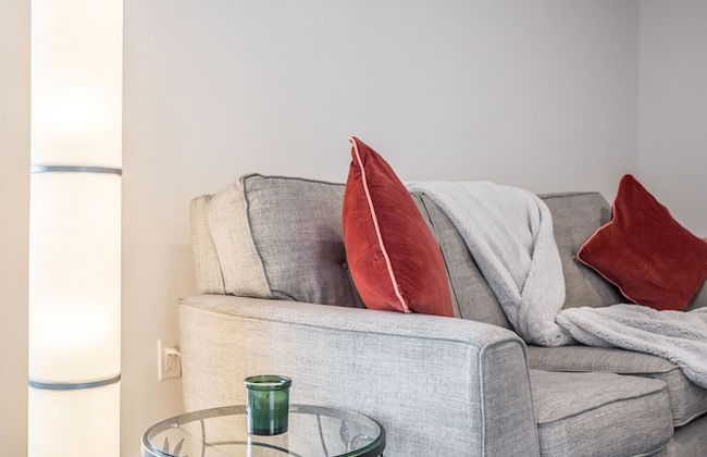 Modern Contemporary 2 Bedroom Suite - Photo 14