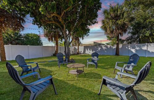 Right at Home Stays - Modern 2BR 2BA with Yard & Fireplace - Foto 7