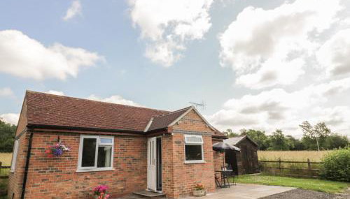 Lawn Lodge - Photo 2