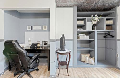 Luxe Suite with Pool Table, King Bed, 3 TVs, & Free Parking - Foto 15