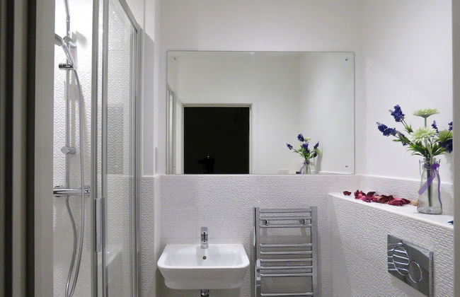 Tudors eSuites Private Garden & Garage - Photo 10