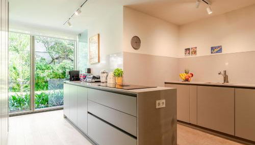 Grand Villa w/ Pool, Garden & Garage by HostWise - Foto 5