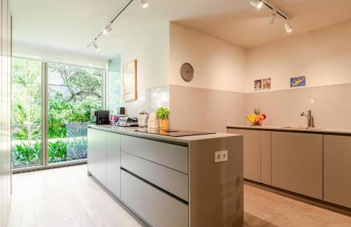 Grand Villa w/ Pool, Garden & Garage by HostWise - Foto 5