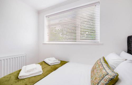 Luxury 5 BDR 2 BA House with Parking in Sandhurst By 360Stays - Photo 62