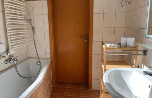 Ferienwohnung, Frühstück gegenüber,Parkplatz kostenlos zentrale ruhige Lage im Innenhof - Foto 12