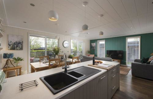 Cedar Lodge, Strawberryfield Park - Photo 24