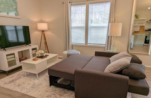 Contemporary 2-Bedroom Close to Downtown, Dining - Photo 19