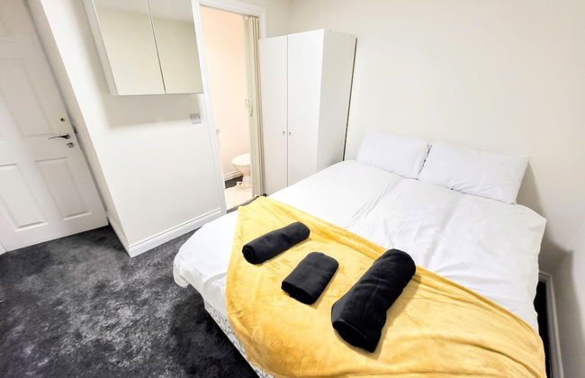 Large Modern House with Parking - Photo 4