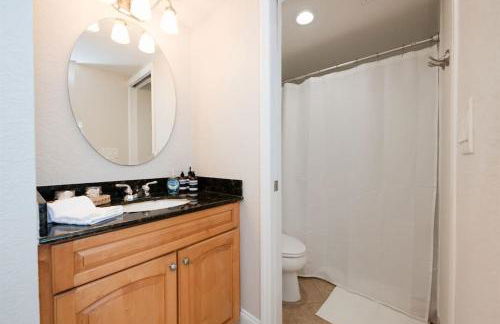 NEW Beach Condo 5 min walk to the Beach Sleeps 9 - Foto 19