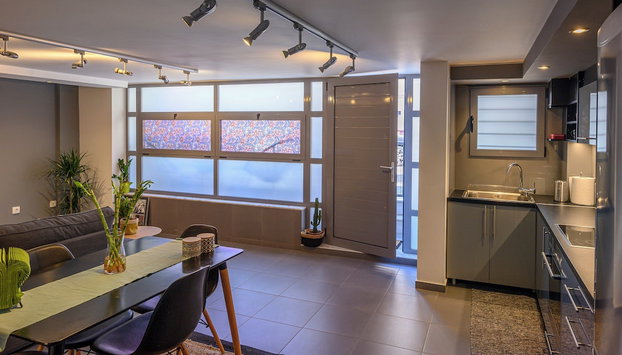 Gazi Metro APT Urban Balcony Oasis - Foto 5, Servicio de comidas en la habitación