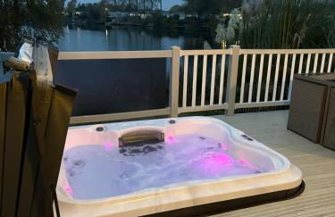 Tattershall Lakes Sunset View Caravan Lakeside, Hot Tub, Garden, Private Fishing Peg & WiFi - Foto 15