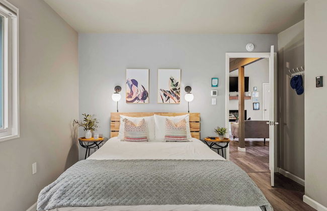 Inn the Poconos by Avantstay Private Lake Access Enclosed Hot Tub - Photo 28