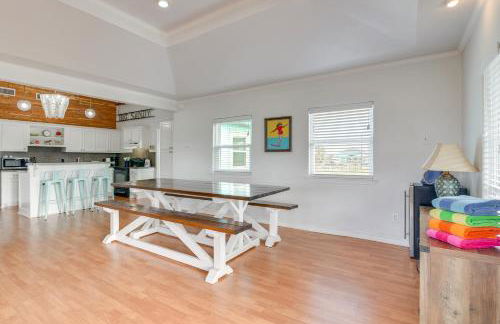 Steps to Sea! Crystal Beach Home with Furnished Deck - Foto 7