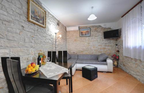 Preiswerte und schöne Ferienwohnung mit Pool, WLAN, Terrasse und Grill - Foto 7