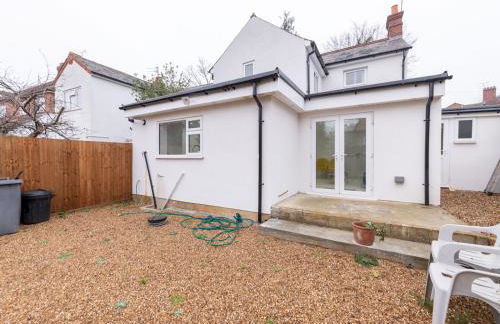 Charming Modern Home in Central Wokingham - Pass the Keys - Foto 36