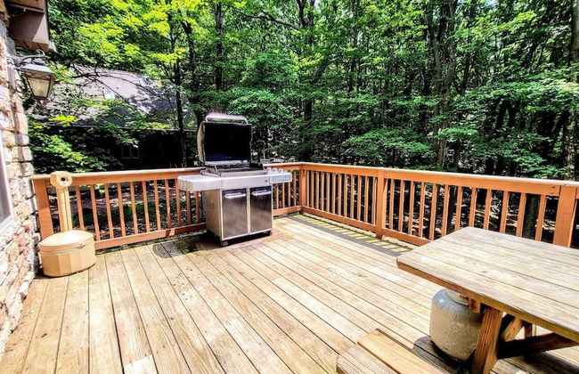 Woodland Oasis by Avantstay Hot Tub, Firepit, Walk to Lake - Photo 47