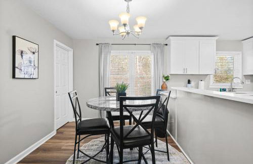 Sleek 3 BR home with self check in Private! - Foto 13