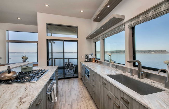 Langley Waterfront Condo by Avantstay A+ Views - Photo 11