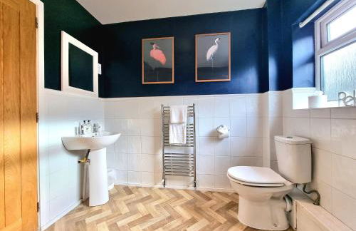 Spacious 4 Bed Holiday Home with Hot Tub & Parking near Matlock Peak District - Foto 13