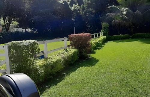 Casarão Miguel Pereira - Refúgio na Natureza com Lareira Externa, Piscina, Fondue e Amplo Jardim - 12 Min do Parque Terra dos Dinos - Foto 17