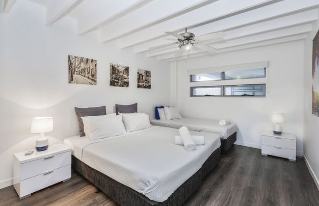 Essence House - 4 Bedroom Holiday Home - Photo 1