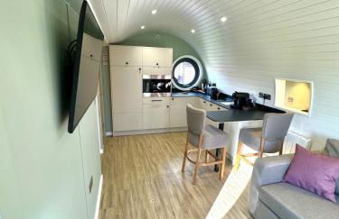 Hazel Hobbit Pod at Cowbridge Cabins - Photo 11