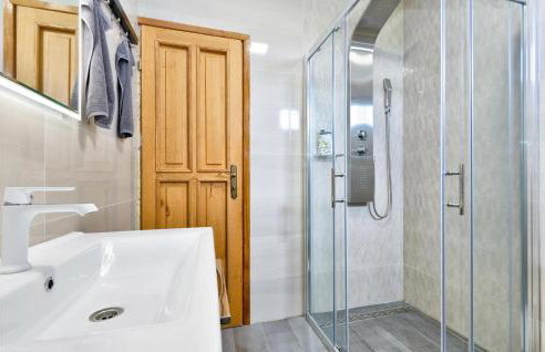 5 Bedroom Cozy Home In Desni Stefanki - Foto 41