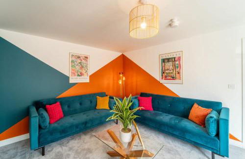 Charming 4 Bedroom House for 8 - Family Friendly - Fast WiFi - Parking - Photo 1