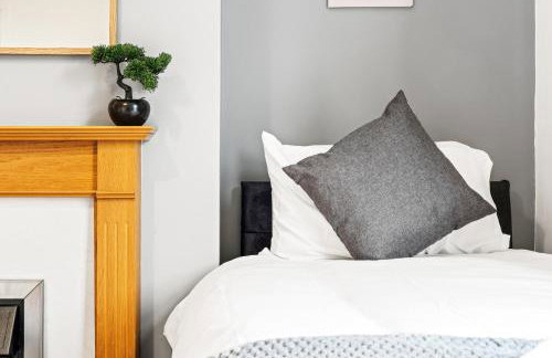 Comfortable 4 Bed Home - Free Parking & Fast WiFi - Foto 37