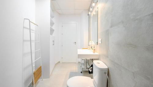 Modern 3 bedroom, city center with patio & high ceilings by 10ToSea - Foto 3, towels, Shower