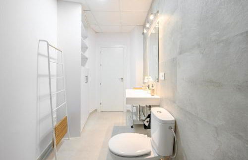 Modern 3 bedroom, city center with patio & high ceilings by 10ToSea - Photo 3