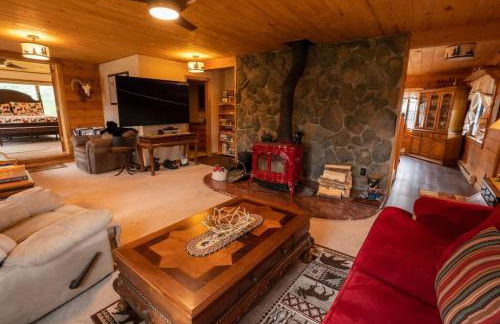 Warm Woodland Getaway with Land - Foto 1