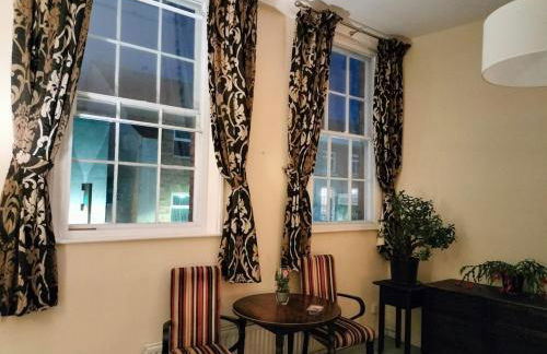 Georgian Style Apartment - Photo 6