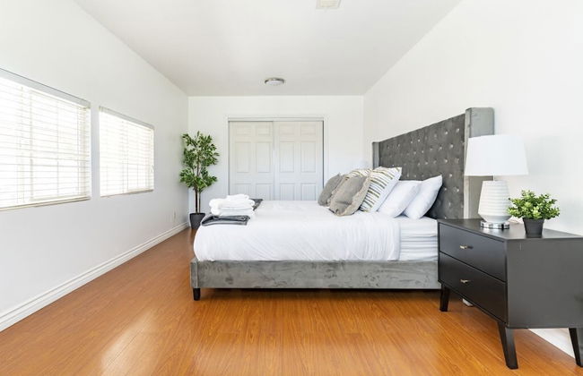 Charming Spacious Home - Modern Comforts, Prime Location - Photo 7