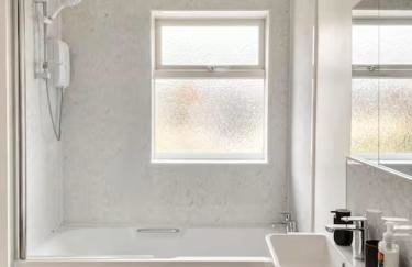 Spacious & Stylish 3-Bed House with Parking, Perfect for Contractors, Minutes from Shops, Cafés & Pubs - Foto 14