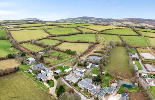 Luxury Farmhouse Retreat with Private Hot Tub & EV - Foto 10