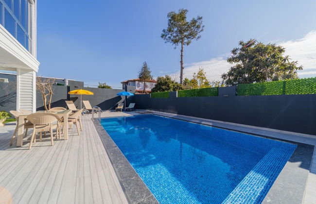 Villa With Pool and Backyard in Kepez - Photo 2